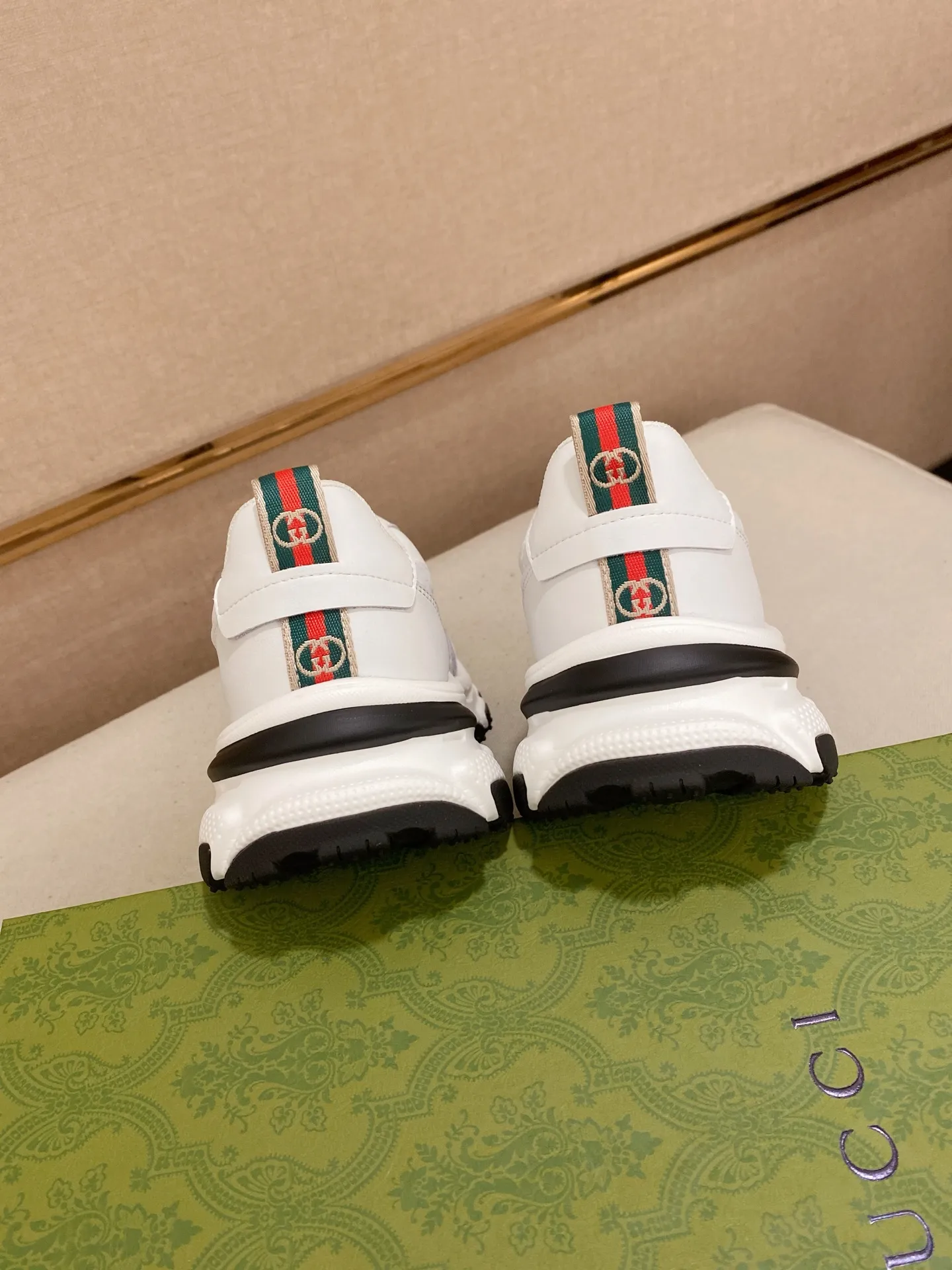 Men's shoes 💰 442 💰 High-quality new GUCCI counters are on the market at the same time. The new men's shoes, 😘fabrics are selected imported cowhide, lining: mesh breathable lining. 👍🏿 High-end ☄️ air-cushion molded anti-slip rubber outsole, exquisite lines, simple and elegant, comfortable and high-end for leisure travel. Code number: 38 to 44 (45 can be customized and cannot be returned or exchanged)
